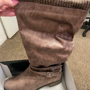 Brown suede zip up boots. Wide sized. Still in box